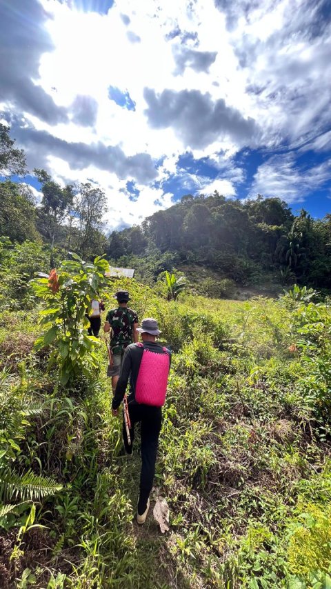 keseharian warga Long Ampung menuju ladang